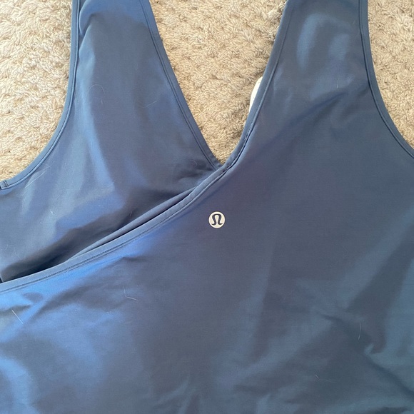 Lululemon Twist me up crop tank Size 8 - Picture 3 of 4